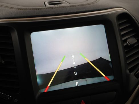 Used 2018 Jeep Cherokee Limited w/ High Altitude Package AWD/4WD image 28