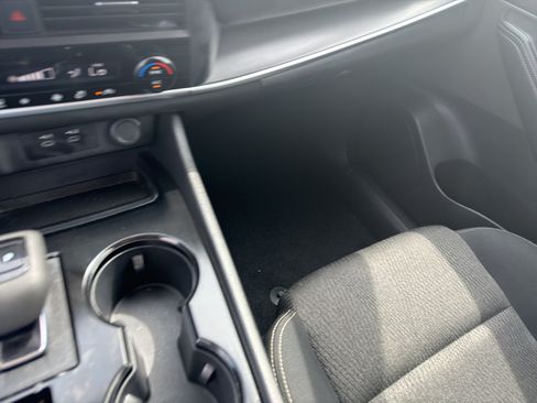 Used 2025 Nissan Rogue SV AWD/4WD image 18