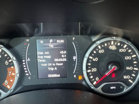 Used 2020 Jeep Renegade Latitude FWD image 39