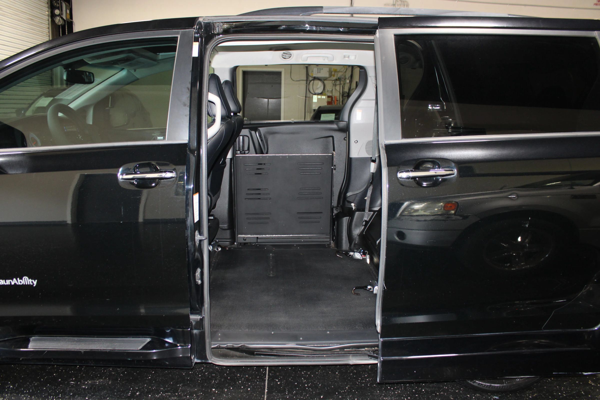 Used 2015 Toyota Sienna SE w/ SE Preferred Package FWD image 28