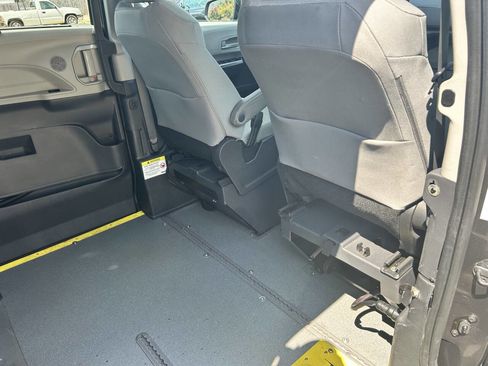 Used 2022 Toyota Sienna LE image 6