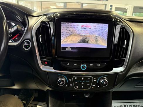 Used 2020 Chevrolet Traverse LT w/ Driver Confidence II Package AWD/4WD image 17