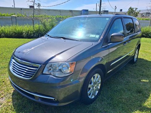 Used 2015 Chrysler Town & Country Touring FWD image 2