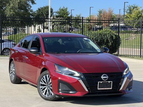 Certified 2025 Nissan Altima 2.5 SV FWD image 2