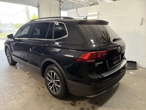 Used 2019 Volkswagen Tiguan SE w/ Panoramic Sunroof Package FWD image 3