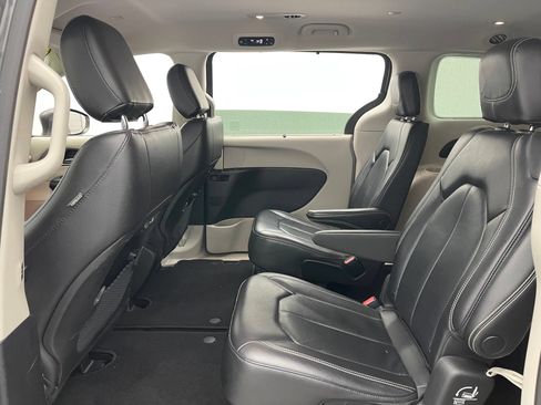 Used 2022 Chrysler Pacifica Touring-L FWD image 37