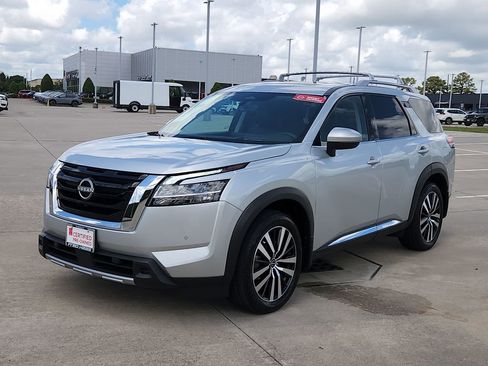 Certified 2024 Nissan Pathfinder Platinum w/ Cargo Package FWD image 3