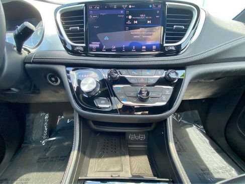 Used 2025 Chrysler Pacifica Limited FWD image 31