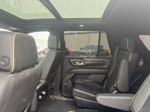 Used 2022 GMC Yukon SLT w/ SLT Premium Package image 2