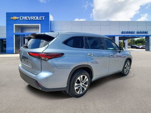 Used 2024 Toyota Highlander XLE FWD image 4