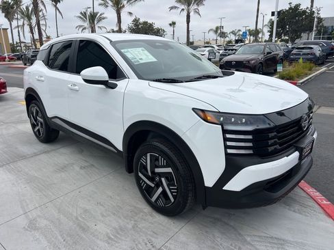 Used 2025 Nissan Kicks SV FWD image 8