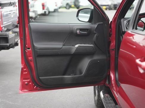 Used 2021 Toyota Tacoma TRD Off-Road image 30