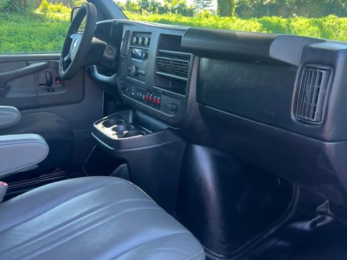 Used 2014 Chevrolet Express 2500 Van 3D image 11