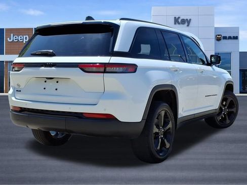 Used 2023 Jeep Grand Cherokee Altitude AWD/4WD image 5