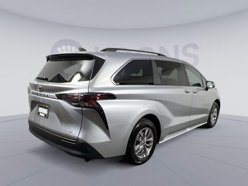 Used 2025 Toyota Sienna XLE image 11