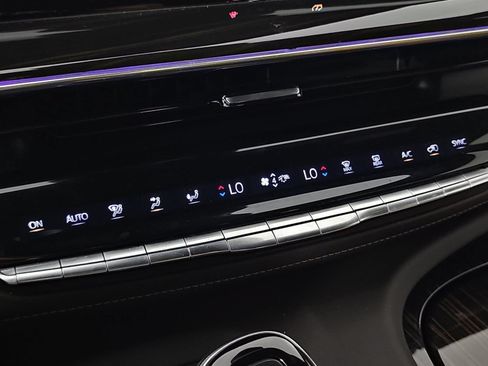 Used 2021 Cadillac Escalade ESV Premium Luxury AWD/4WD image 22
