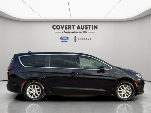 Used 2025 Chrysler Pacifica Select image 6