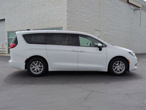 Used 2023 Chrysler Voyager LX FWD image 12