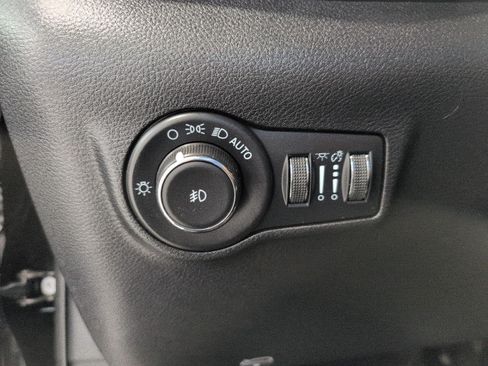 Used 2023 Jeep Compass Latitude w/ Sun and Sound Group AWD/4WD image 10