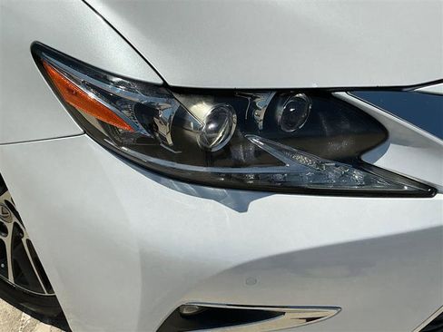 Used 2016 Lexus ES 350 w/ Luxury Package w/Wood Trim FWD image 17