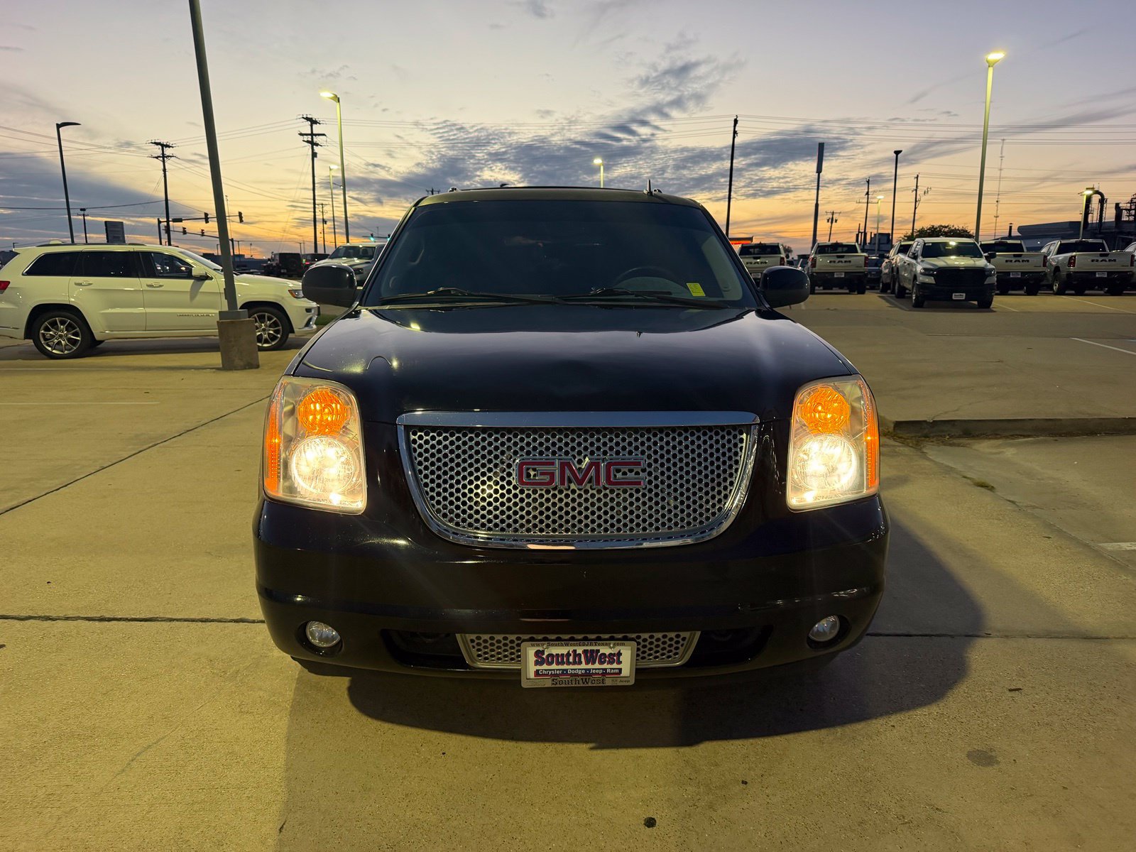 Used 2014 GMC Yukon Denali AWD/4WD image 2