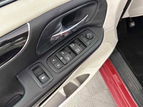 Used 2014 Dodge Grand Caravan SXT image 17