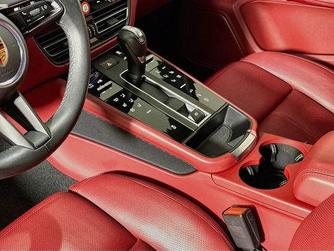 Certified 2025 Porsche Macan AWD/4WD image 21