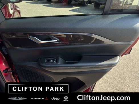 Used 2023 Jeep Grand Cherokee Altitude AWD/4WD image 16