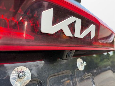 Used 2024 Kia Carnival LX image 17