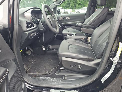 Used 2026 Chrysler Pacifica Select FWD image 7
