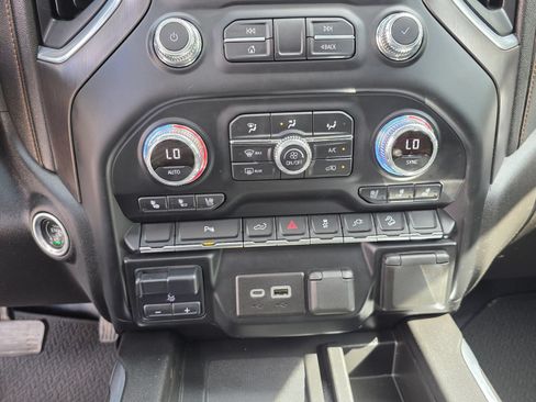 Used 2022 GMC Sierra 2500 AT4 w/ AT4 Preferred Package AWD/4WD image 17