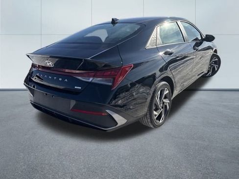 Used 2025 Hyundai Elantra SEL image 4