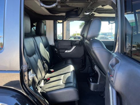 Used 2015 Jeep Wrangler Unlimited Rubicon w/ Connectivity Group image 18