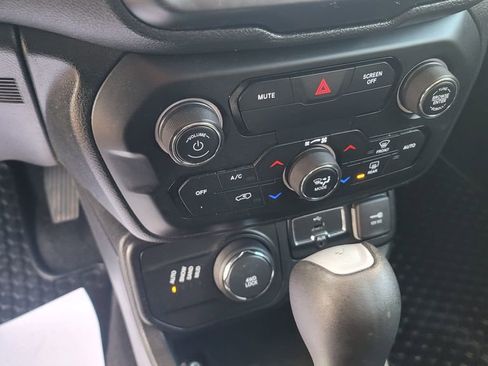 Used 2018 Jeep Renegade Altitude w/ UConnect 8.4 Nav Group AWD/4WD image 22