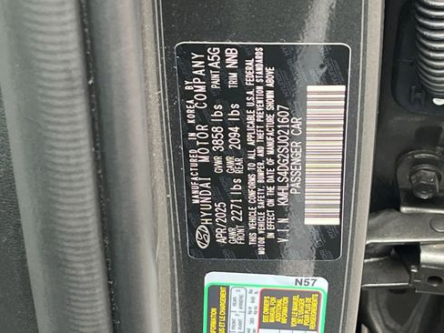 Used 2025 Hyundai Elantra SEL image 30