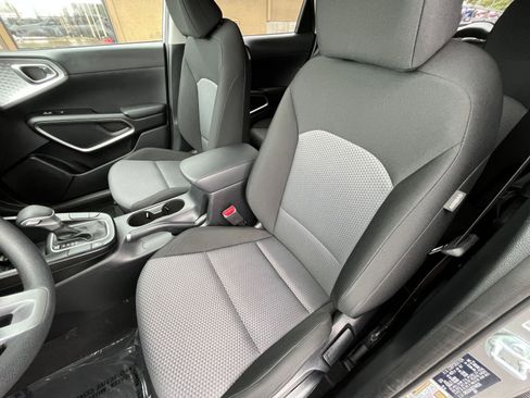 Used 2025 Kia Soul LX w/ LX Technology Package FWD image 35