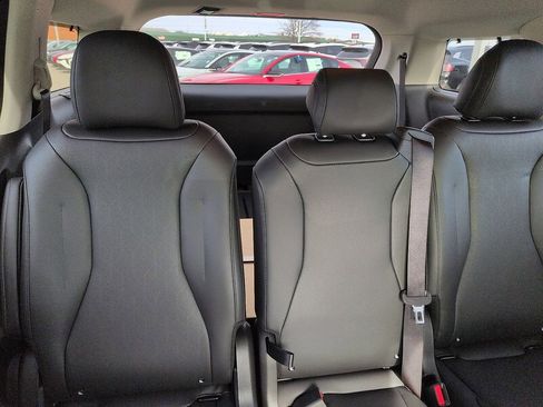 New 2026 Kia Carnival EX image 8