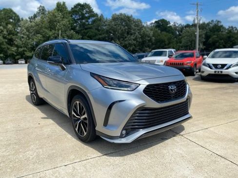 Used 2021 Toyota Highlander XSE FWD image 4