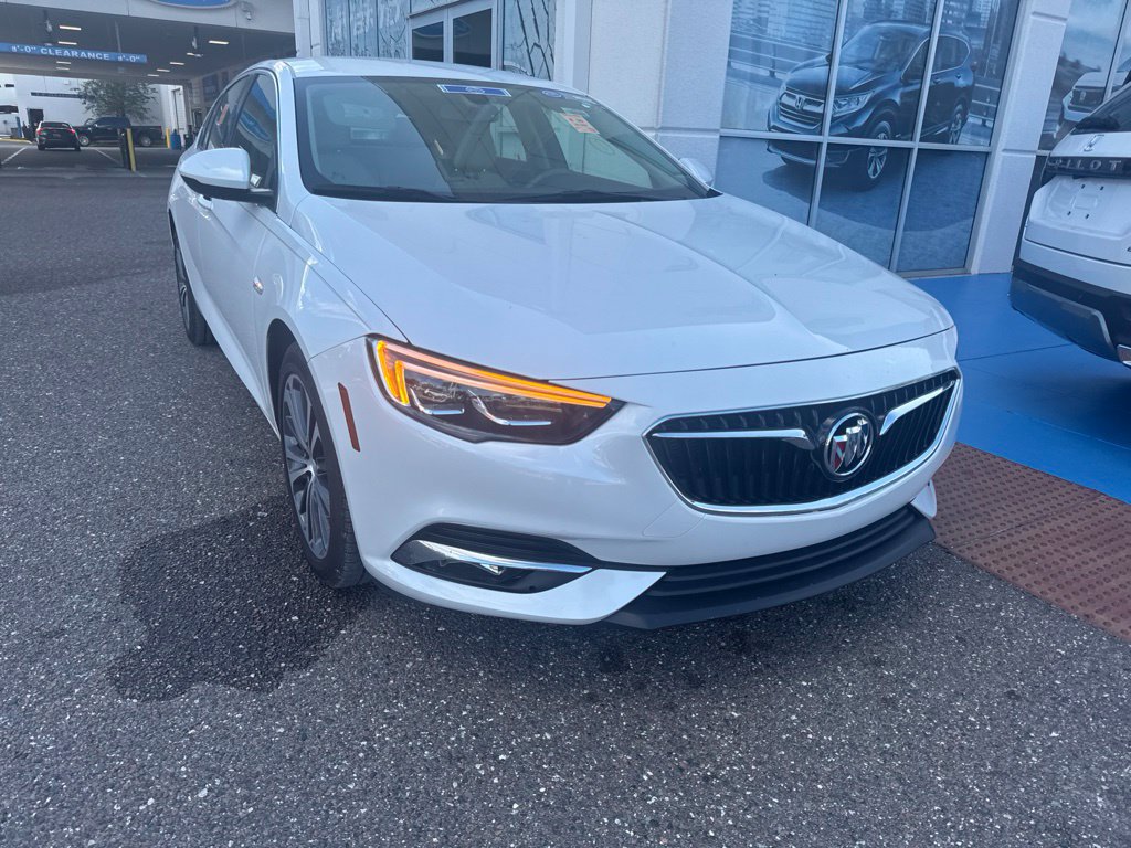 Used 2018 Buick Regal Essence w/ Driver Confidence Package #1 FWD image 2