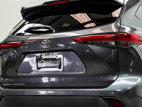 Used 2023 Toyota Highlander L FWD image 13