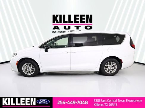 Used 2025 Chrysler Pacifica Select FWD image 4