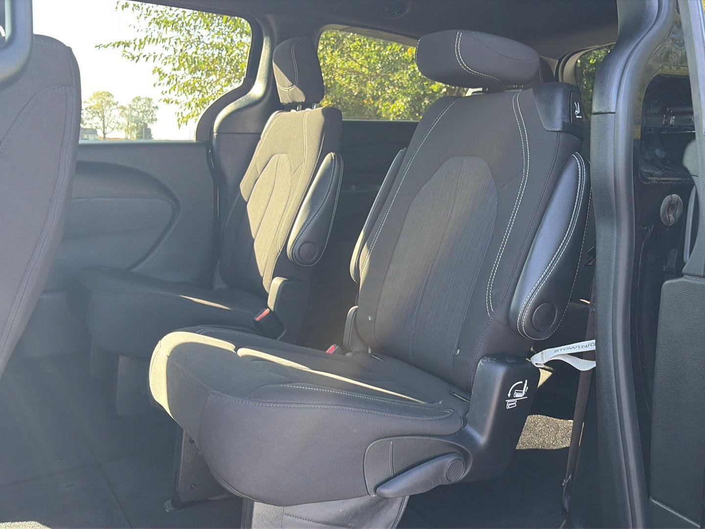 Used 2024 Chrysler Pacifica Touring FWD image 11