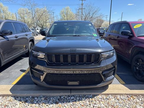 Certified 2025 Jeep Grand Cherokee Altitude AWD/4WD image 3