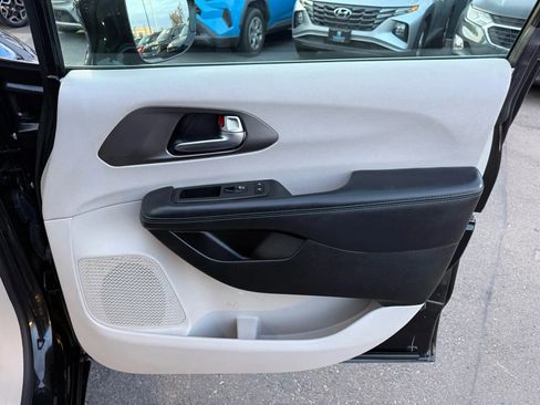 Used 2021 Chrysler Pacifica Touring-L image 38