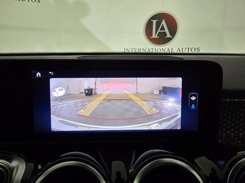 Used 2025 Mercedes-Benz GLB 250 4MATIC image 13