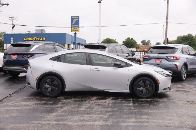 Used 2024 Toyota Prius LE FWD image 5