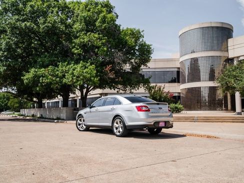 Used 2010 Ford Taurus SHO image 21