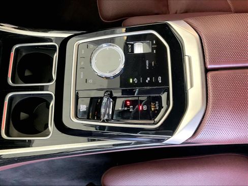 Used 2025 BMW 740i w/ Premium Package RWD image 20