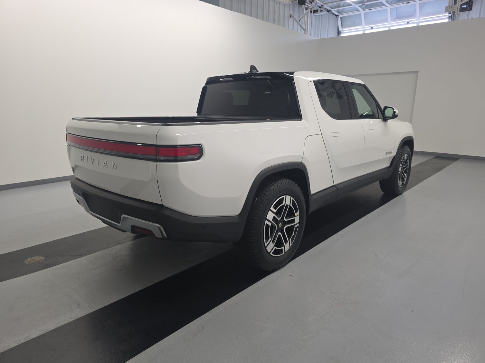 Used 2024 Rivian R1T Adventure Dual AWD/4WD image 5