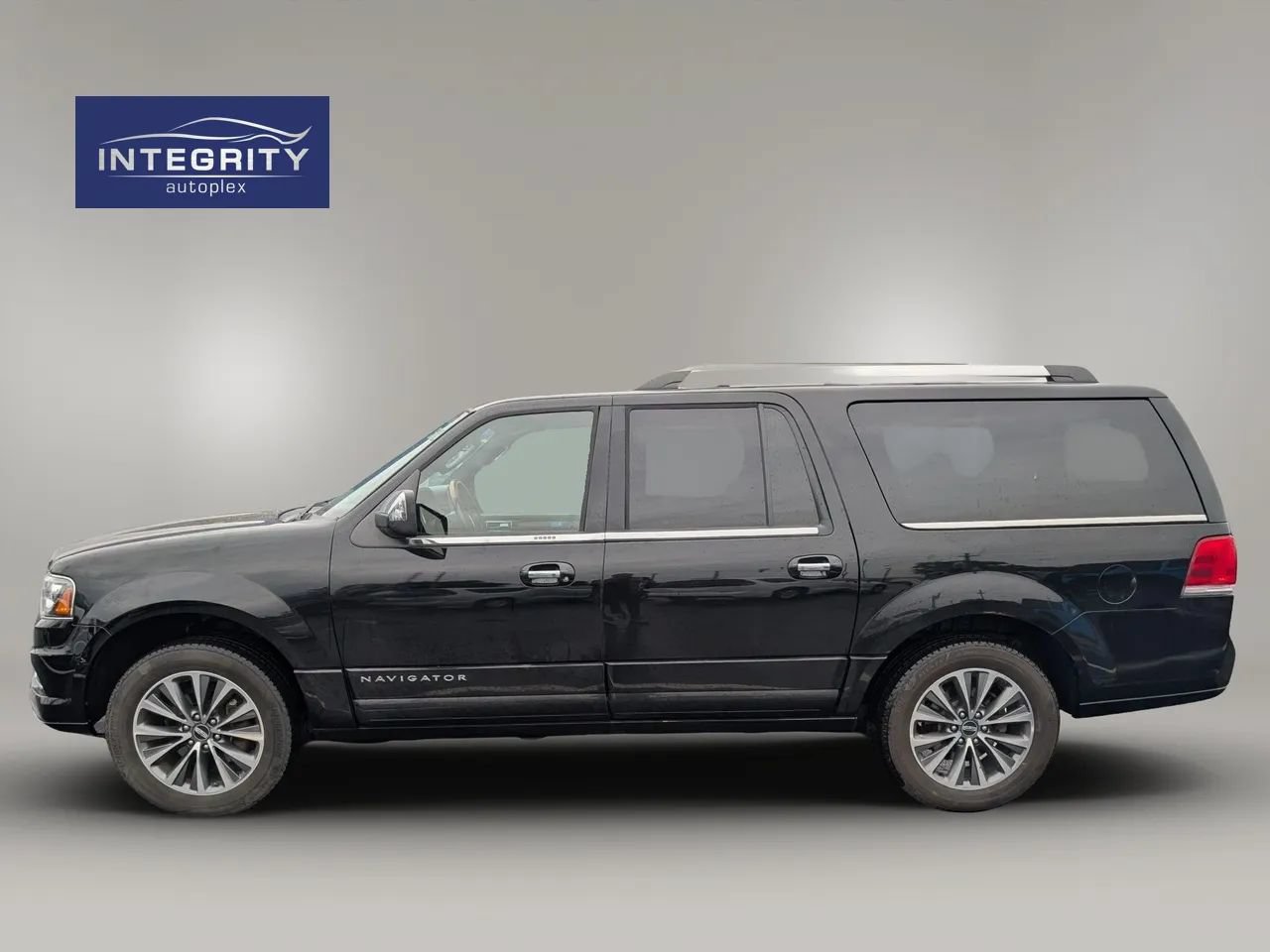 Used 2017 Lincoln Navigator L Select AWD/4WD image 3